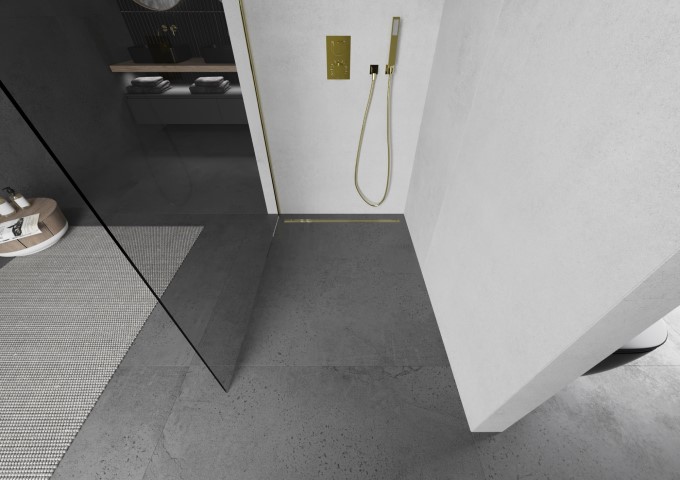 Paroi de douche dorée dans une salle de bain grise