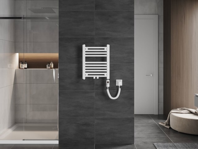 Radiateur électrique blanc dans la salle de bain