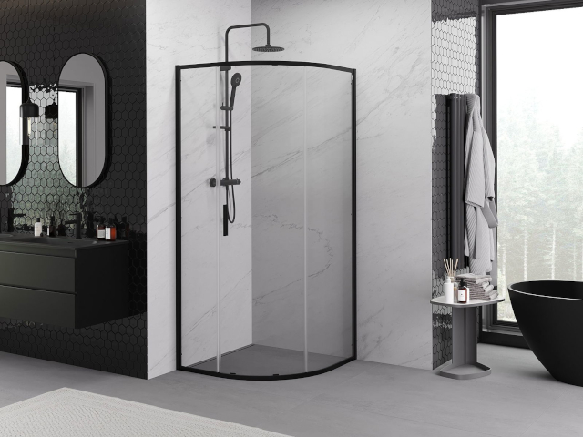 Cabine de douche semi-circulaire dans la salle de bain