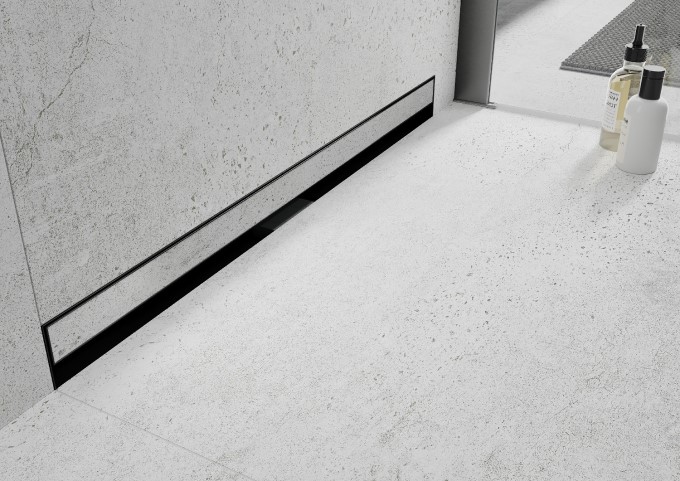 caniveau linéaire dans une salle de bain grise