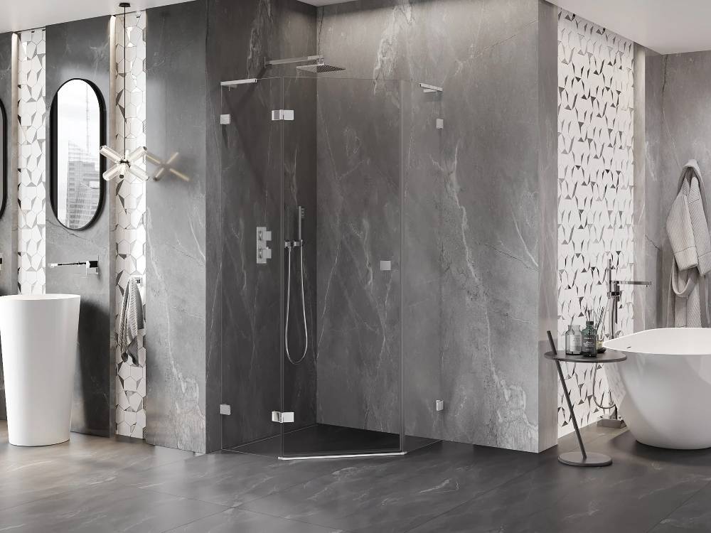 Carreaux anthracite dans la salle de bain