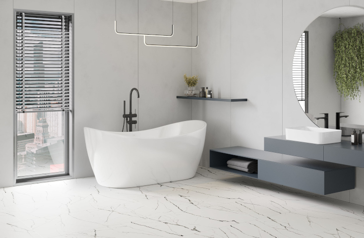 Carrelage en grès blanc dans la salle de bain