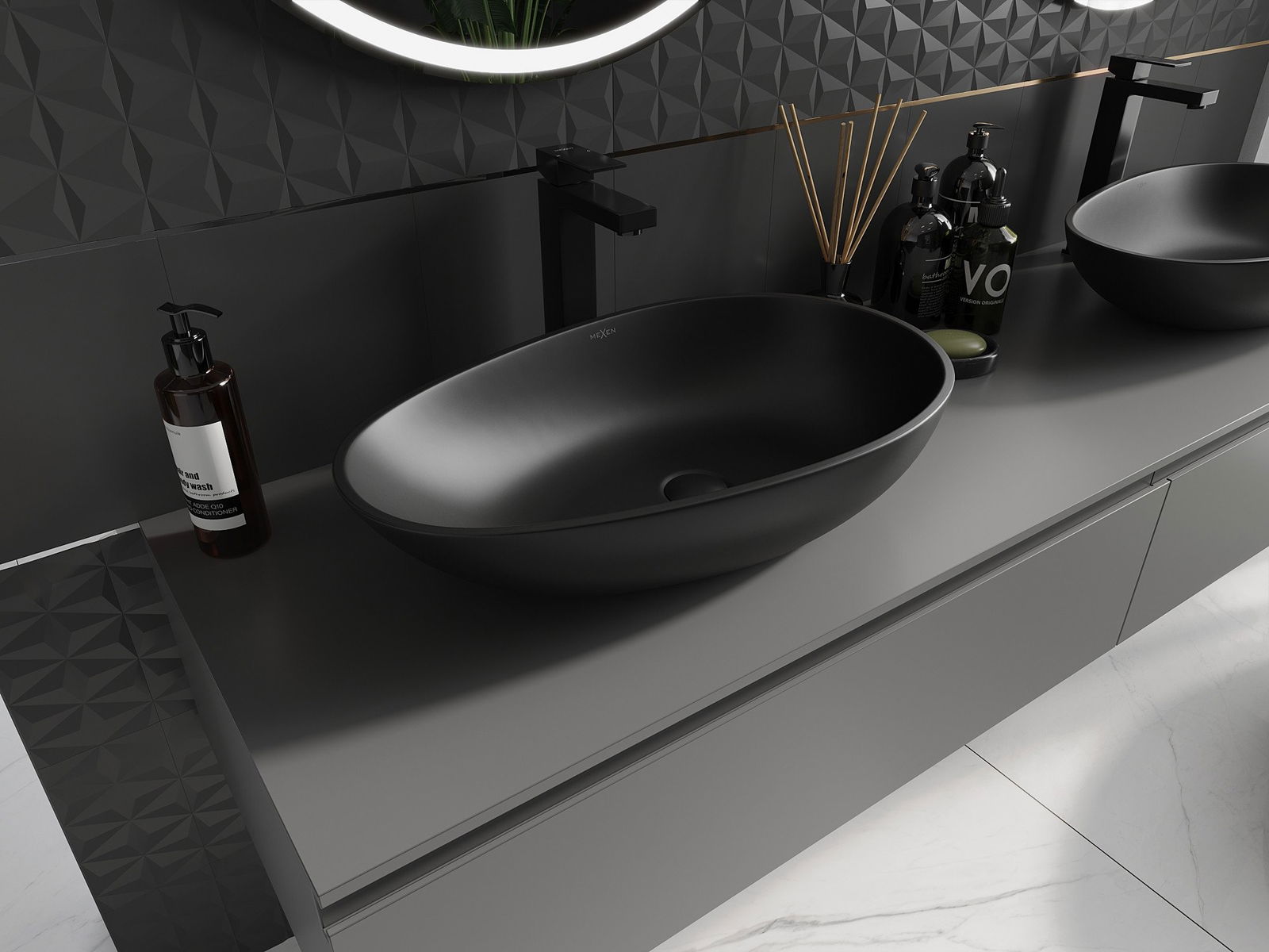 Armoire suspendue dans la salle de bain