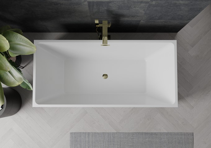 baignoire autoportante dans une salle de bains