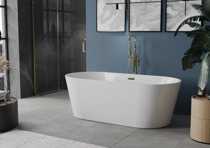 salle de bain moderne avec mur bleu marine