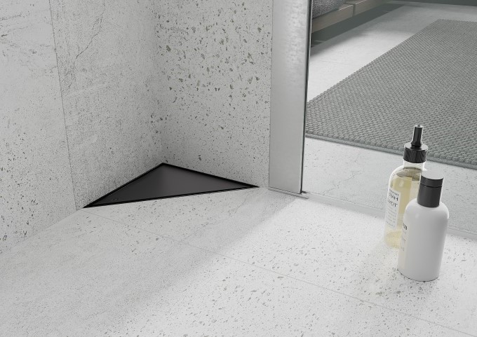 Caniveau de sol noir dans une salle de bain grise