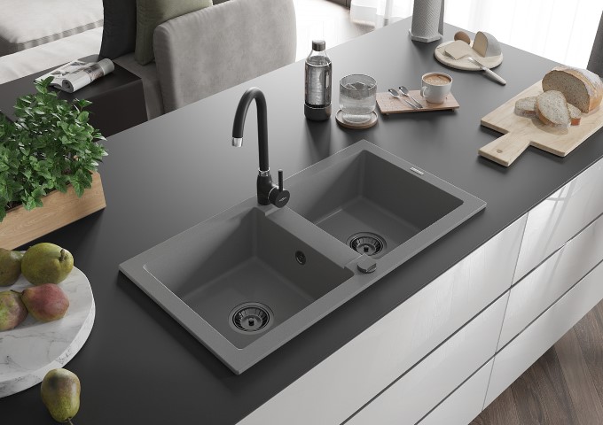 Mitigeurs de cuisine sous fenêtre noirs