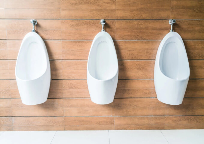 Urinoirs dans une salle de bain publique
