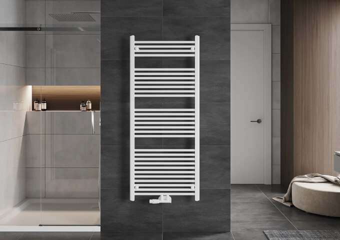 Radiateur à échelle dans la salle de bain avec tête thermostatique