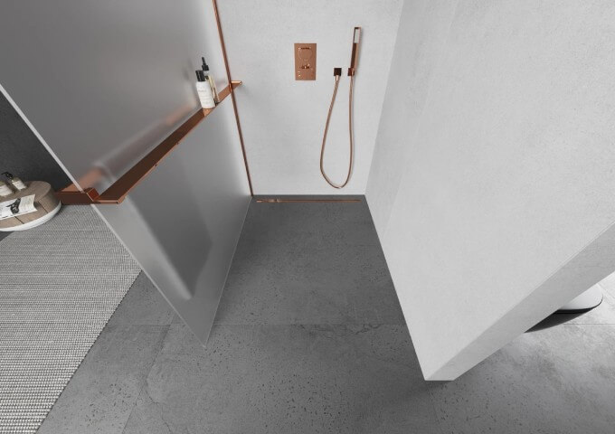 Salle de bain avec des panneaux vinyles en béton