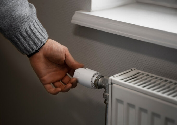 Homme utilisant la tête thermostatique