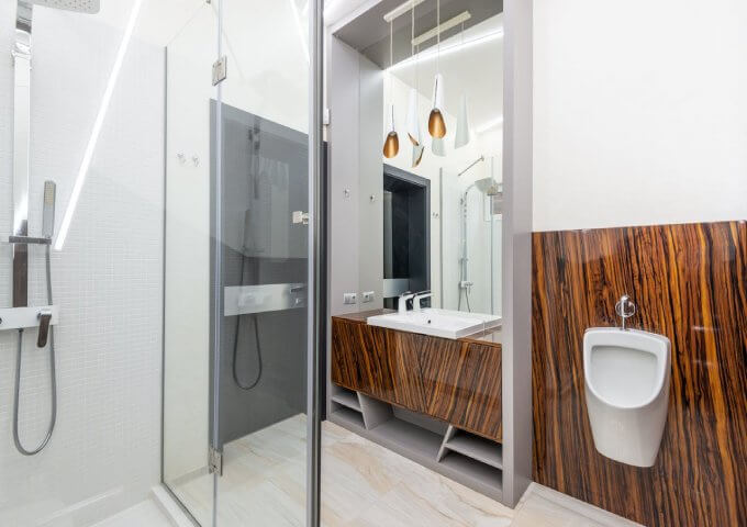 Urinoir blanc dans une salle de bain domestique