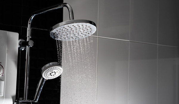 Robinets de douche dans les salles de bains tendance