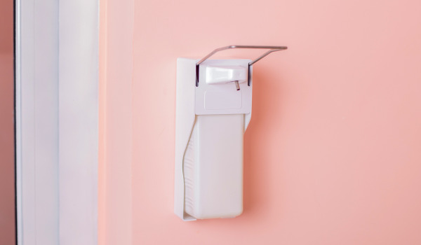 Comment accrocher un distributeur de savon liquide ?