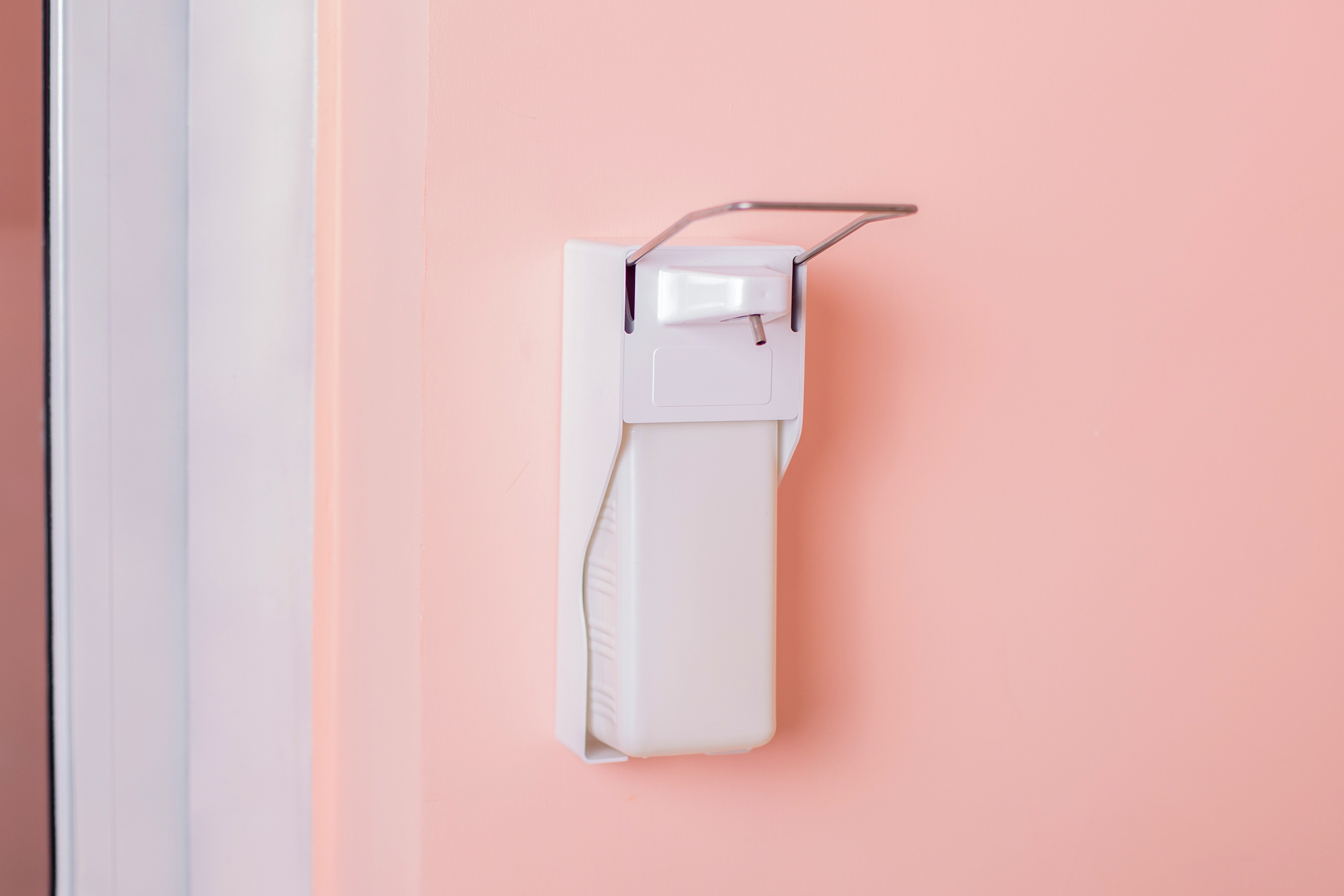 Comment accrocher un distributeur de savon liquide ?