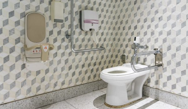 Pourquoi installer des rampes murales dans la salle de bain ?