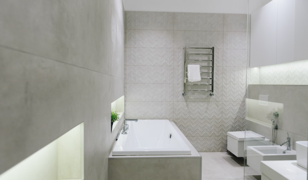 Salle de bains moderne avec mitigeur bidet