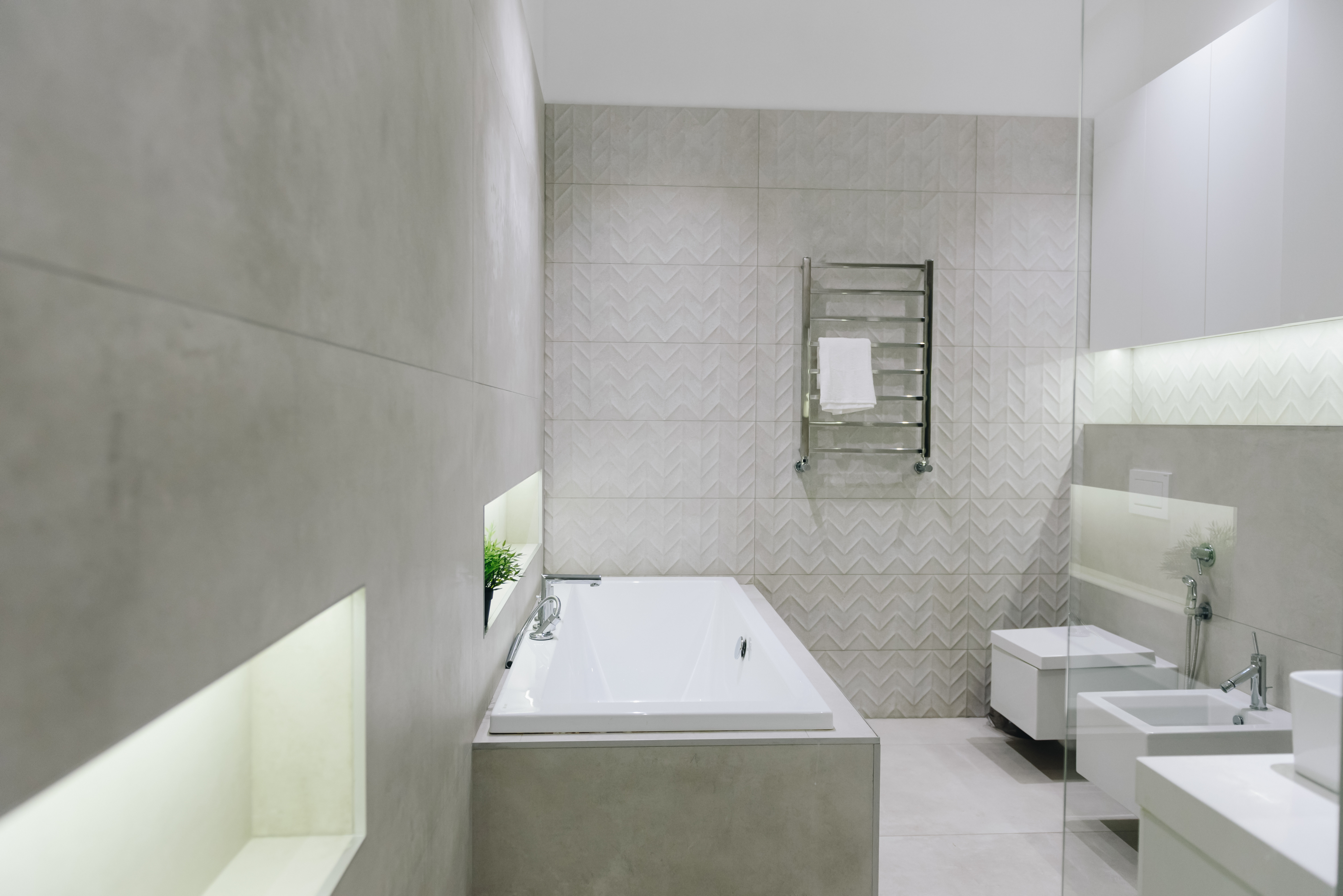 Salle de bains moderne avec mitigeur bidet
