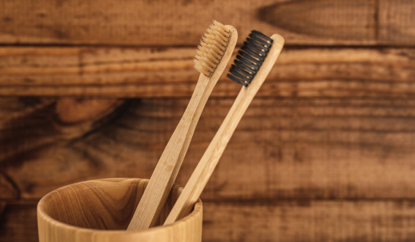 Salle de bain à la mode - accessoires élégants pour se brosser les dents