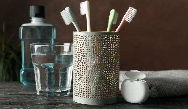 Où placer les accessoires de brossage des dents debout ?