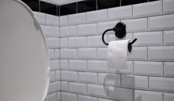 À quelle hauteur fixer un support pour papier toilette ?