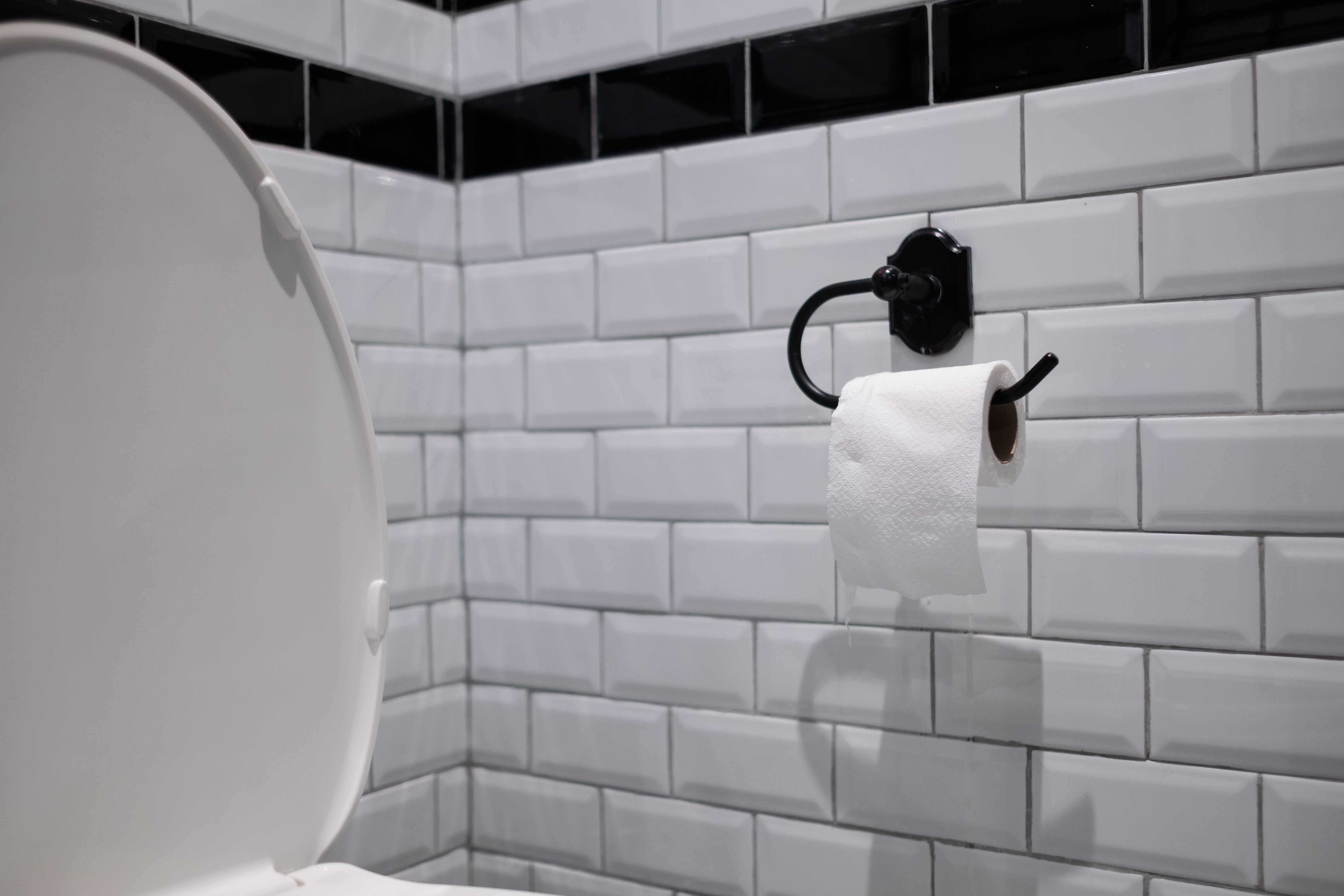 À quelle hauteur fixer un support pour papier toilette ?