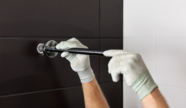 Comment installer des porte-serviettes et des étagères?