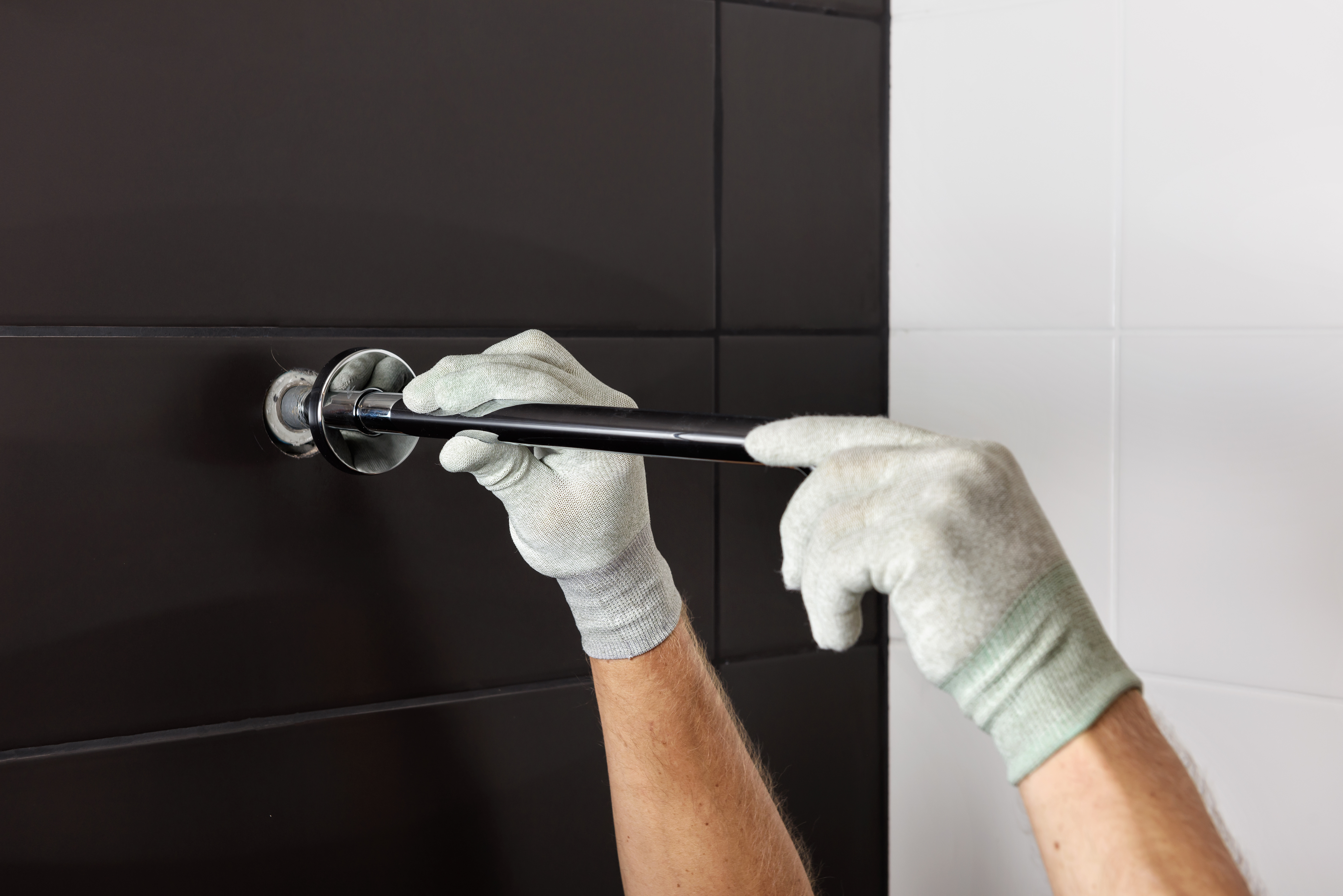 Comment installer des porte-serviettes et des étagères?