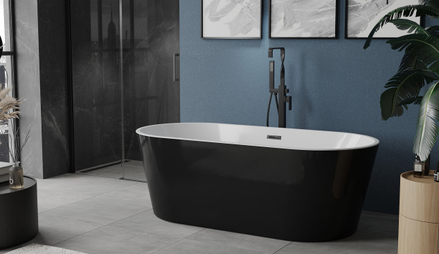 Salle de bain avec mur bleu marine et accessoires noirs