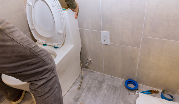 À quelle hauteur installer un bâti-support pour toilettes?