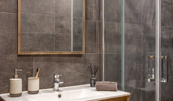 À quelle hauteur suspendre les paniers de douche ?