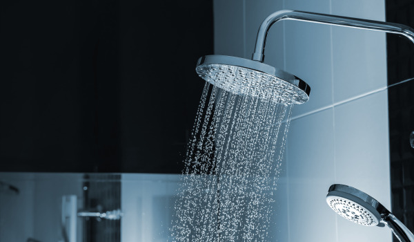 Douche de tête dans un système de baignoire en saillie - ça vaut le coup ?
