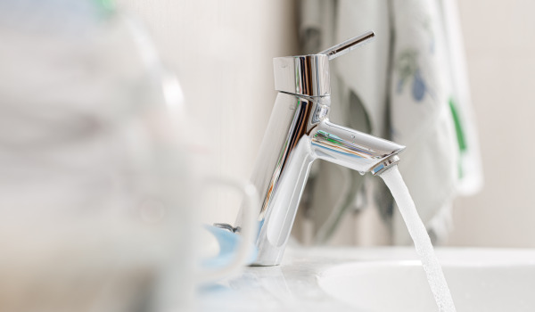Chaud-froid, c'est-à-dire robinets de lavabo avec thermostat