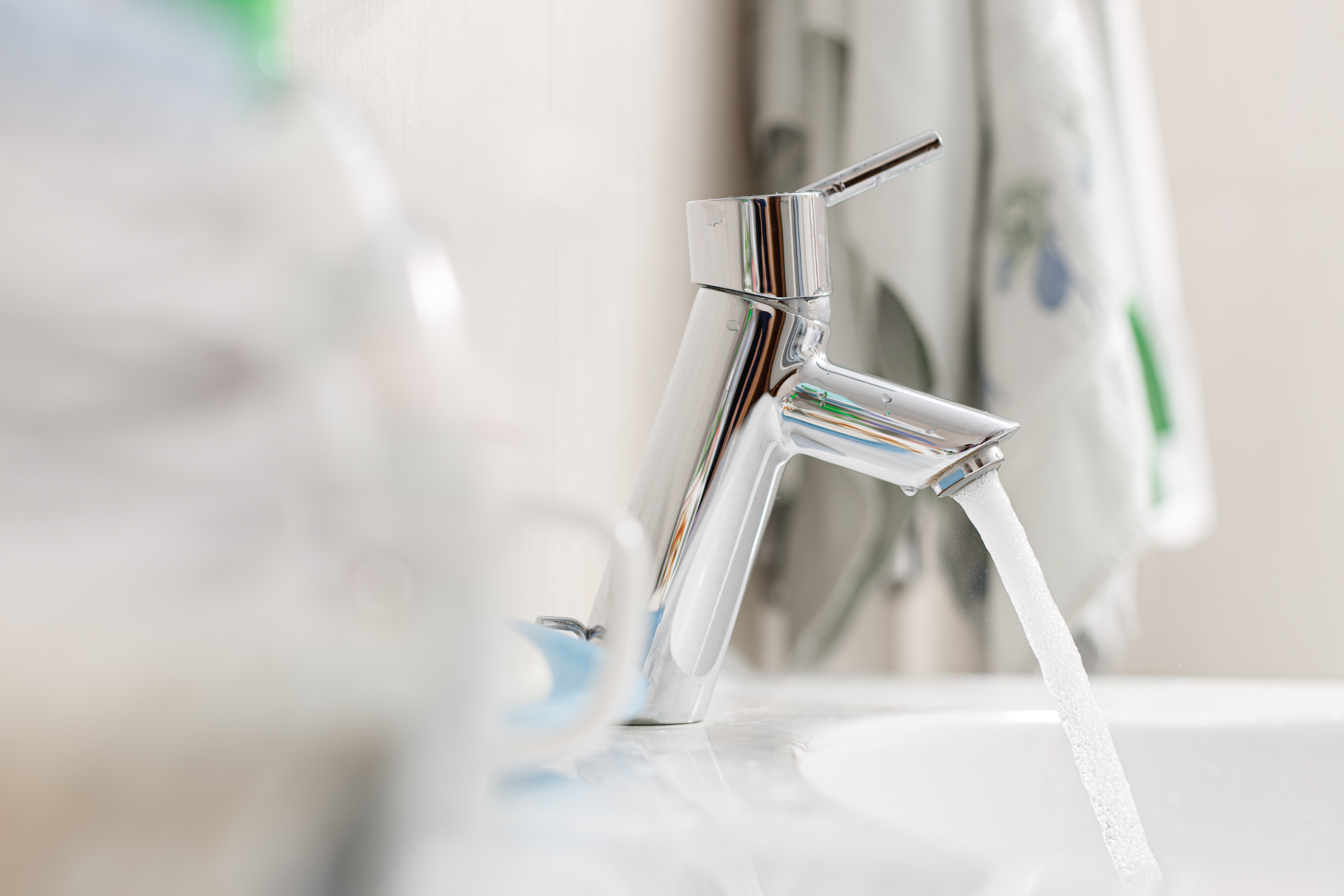 Chaud-froid, c'est-à-dire robinets de lavabo avec thermostat