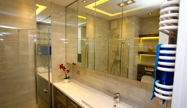 Armoires de salle de bains d'angle dans divers styles