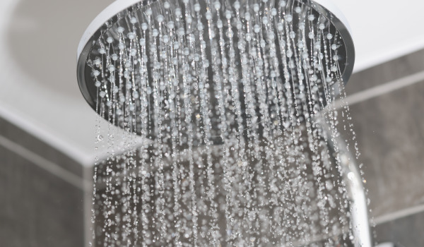 Comment choisir et installer un système de douche mural avec une pomme de douche pluie?