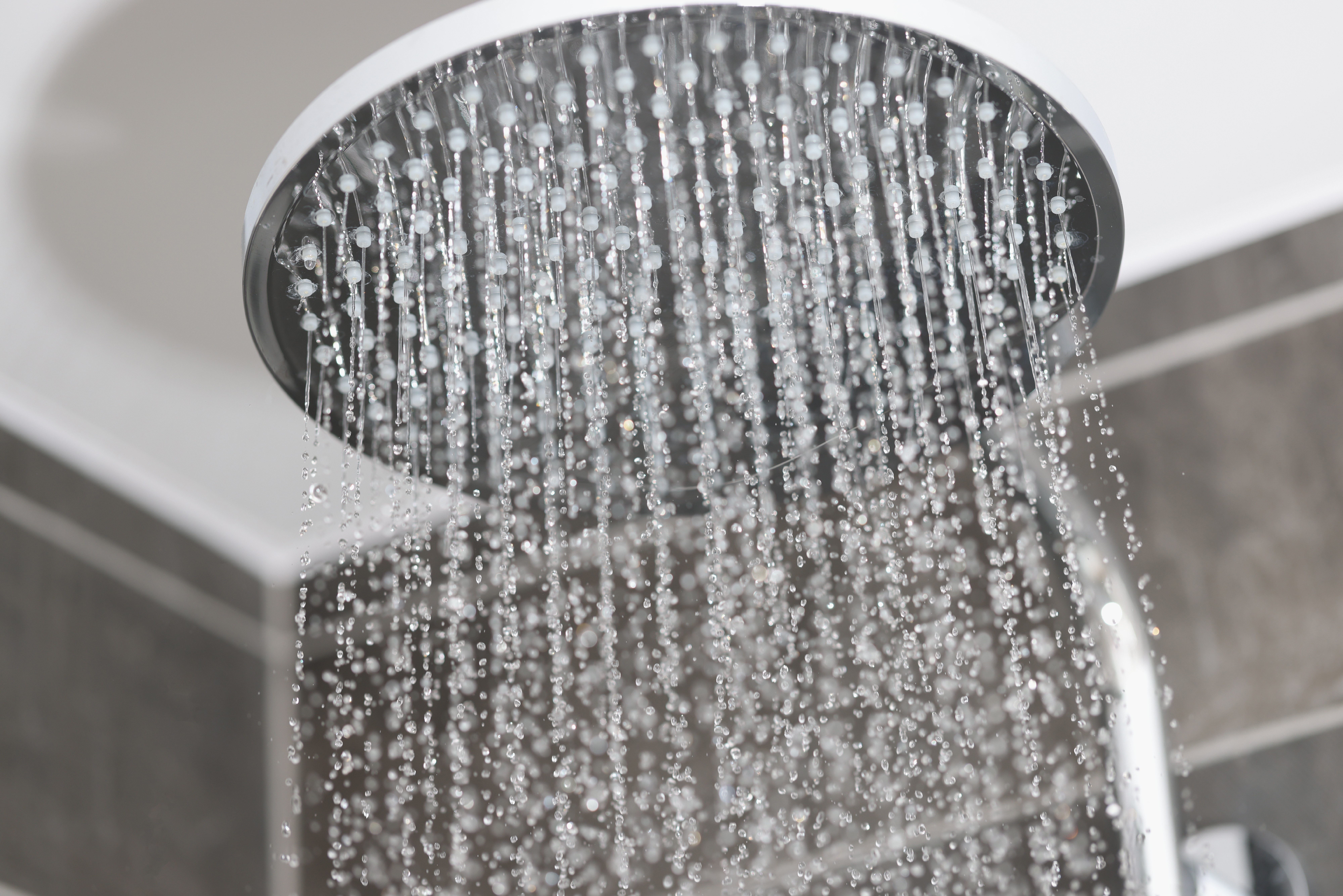Comment choisir et installer un système de douche mural avec une pomme de douche pluie?