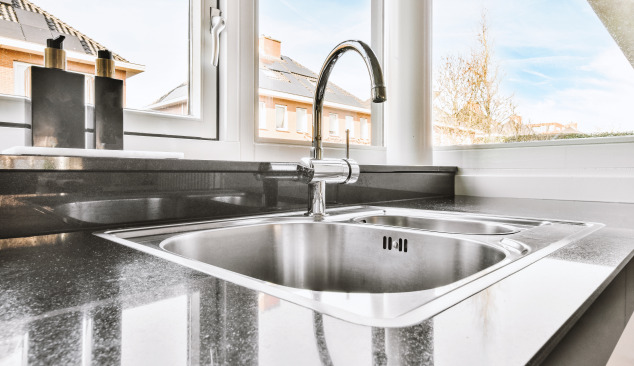 Peut-on installer un évier sous une fenêtre ?