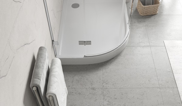 Receveur de douche demi-circulaire asymétrique pour salle de bain