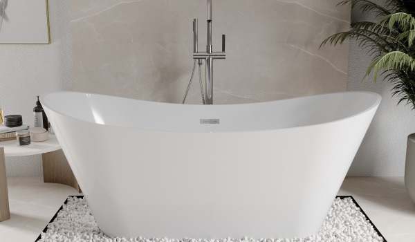 Baignoire autoportante dans une salle de bain beige