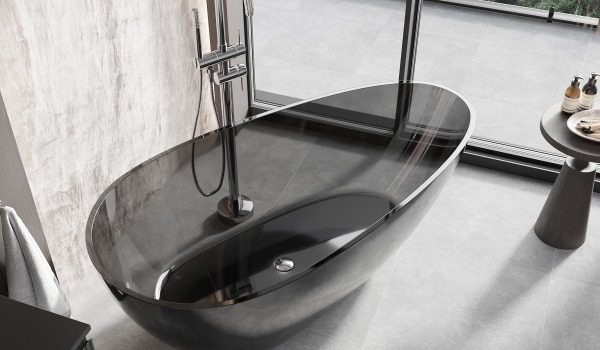 Baignoire en résine transparente dans la salle de bain