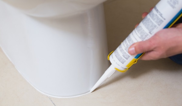 Combien de temps sèche le silicone sanitaire dans la salle de bain?