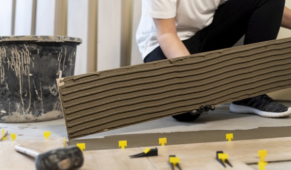 Tarifs de pose de carreaux en 2025 - quel est le véritable coût du carrelage ?