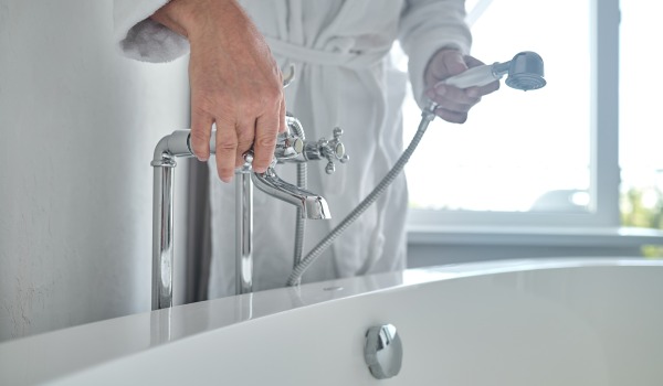 De quel côté se trouve l'eau froide et de quel côté l'eau chaude? Une règle facile à oublier lors de l'installation d'un robinet.