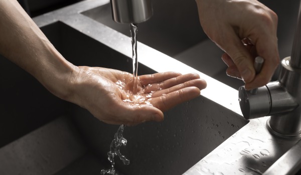 Comment économiser l'eau à la maison ? Découvrez des moyens éprouvés pour réduire vos factures.