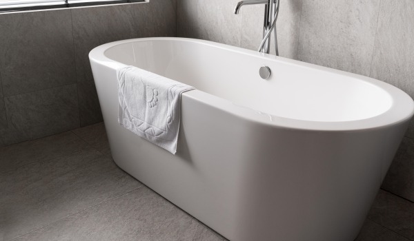 Comment réparer une baignoire en acrylique à la maison ? Des solutions simples pour les rayures, fissures et autres dommages.