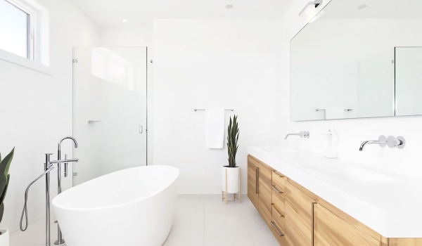 Salle de bain lumineuse — comment l'aménager ? Conseils et inspirations éprouvés