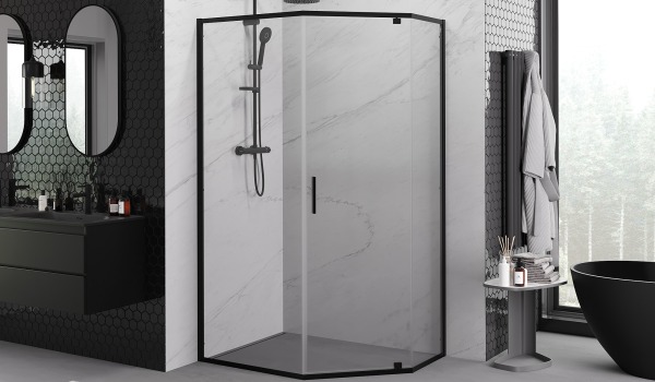 Cabine pentagonale noire – géométrie moderne dans une élégante salle de bain