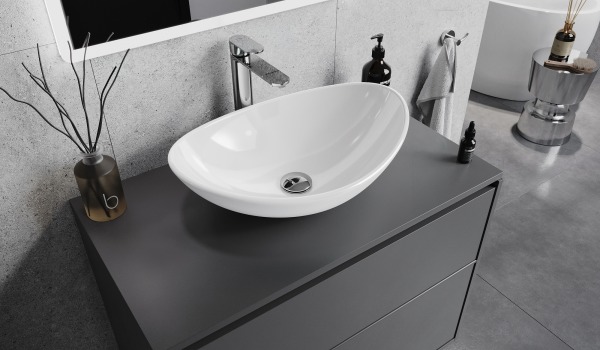 Salle de bain grise moderne avec lavabo en verre blanc