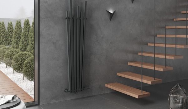 Radiateur décoratif anthracite dans le couloir